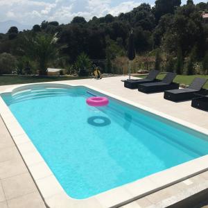 Piscine coque polyester avec escalier roman et fond incliné modèle Capri