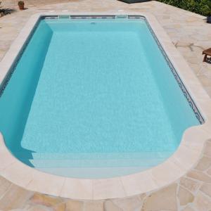 Piscine coque polyester fond plat avec escalier roman modèle Crête