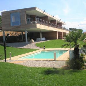 Piscine coque polyester avec escalier roman et fond plat modèle Fidji