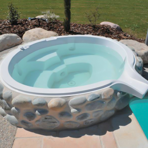SPA en polyester à débordement