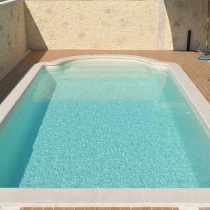 Piscine coque polyester à fond plat avec escalier roman modèle Chypre